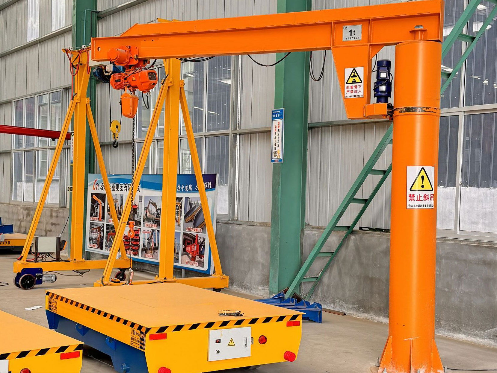 Heavy-duty base stable pedestal jib crane